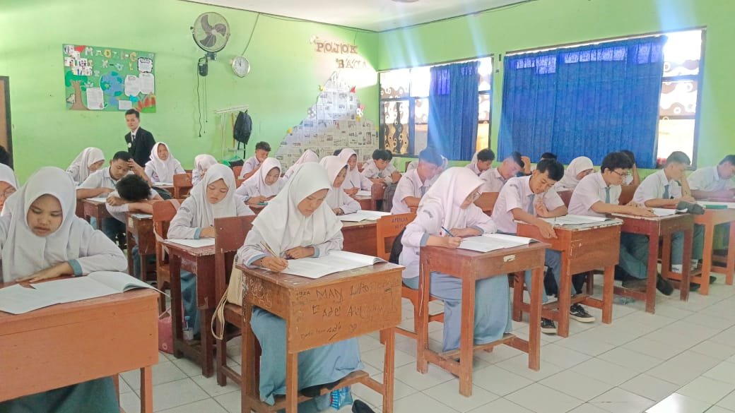 Seluruh Siswa Kelas X MAN 1 Ponorogo Melaksanakan Tes Psikotes dengan pemateri dari Tim Psikotes UINSA