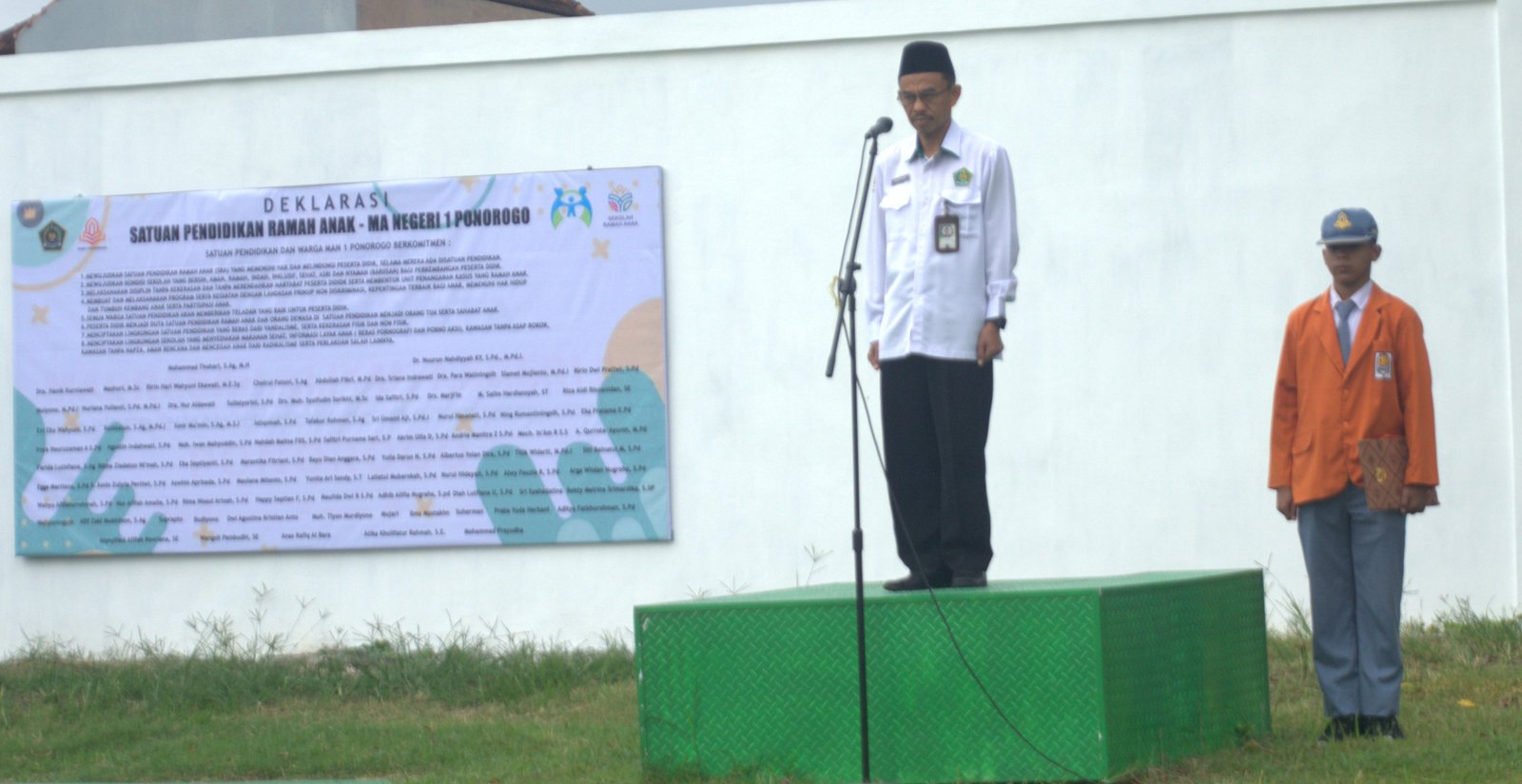 Kasi Pendma Kemenag Ponorogo Pimpin Upacara Bendera di MAN 1 Ponorogo