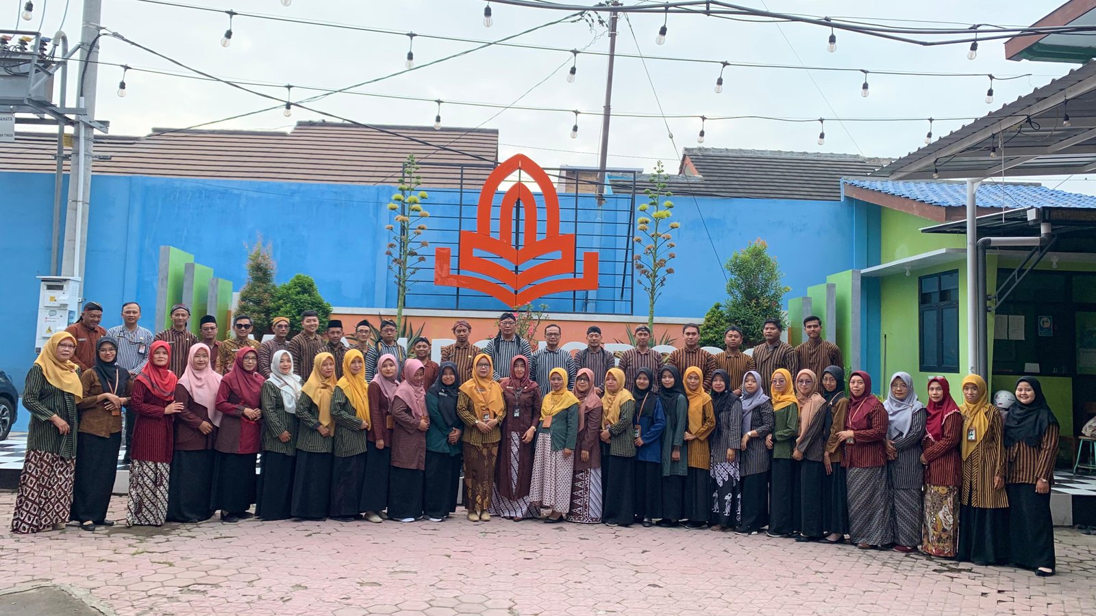 MAN 1 Ponorogo Gelar Apel Peringati Hardiknas 2025, Kepala Madrasah Sampaikan Amanat Mendikdasmen