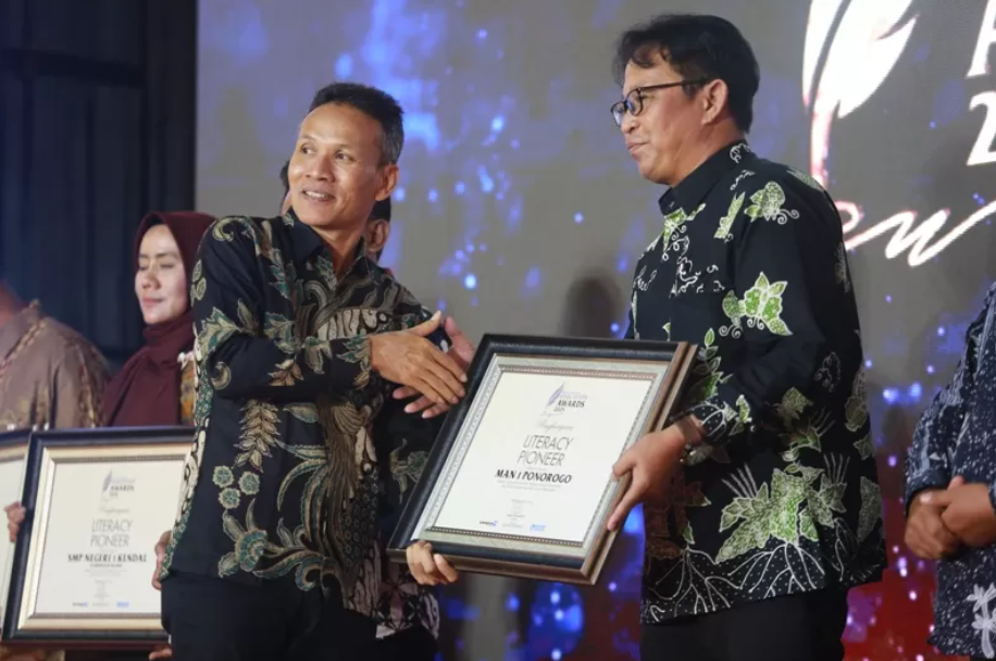 Komitmen dalam Mengembangkan Kemampuan Literasi dan Berpikir Kritis Siswa, MAN 1 Ponorogo Raih Penghargaan Jawa Pos Education Awards 2025
