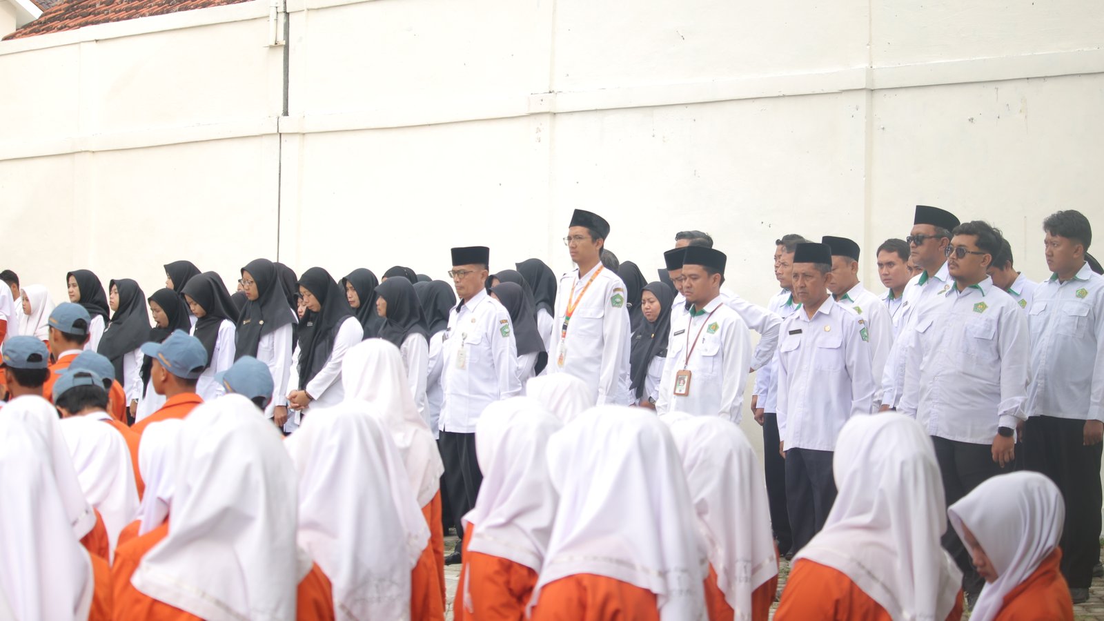 Kasi Pendma Kemenag Ponorogo Pimpin Upacara Bendera di MAN 1 Ponorogo